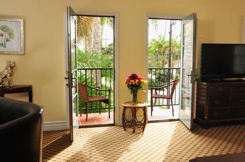 Superior King | In-room safe, individually decorated, individually furnished, desk at The Eagle Inn