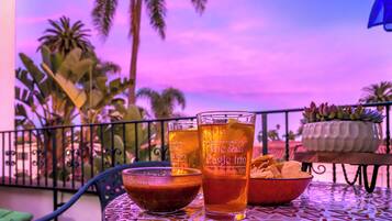 Habitación Deluxe, 1 cama Queen size | Terraza o patio