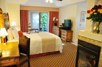 Deluxe King with Whirlpool Tub | In-room safe, individually decorated, individually furnished, desk at The Eagle Inn