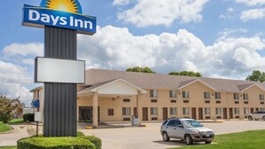Ein Days Inn Hotel mit blauem Himmel und lockeren Wolken.