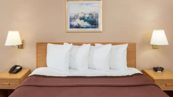 Escritorio, tabla de planchar con plancha, wifi gratis y ropa de cama