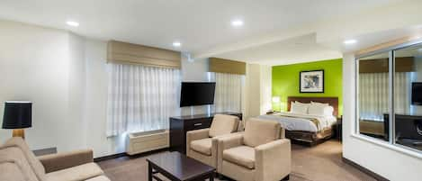 Suite, 1 Tempat Tidur Queen, Bebas Asap Rokok | Brankas, setrika/meja setrika, dan tempat tidur lipat/tambahan