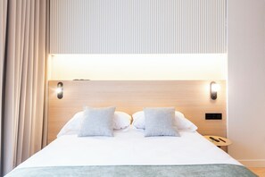 Suite Superior, dapur kecil | Seprai premium, busa memori, brankas, dan meja kerja