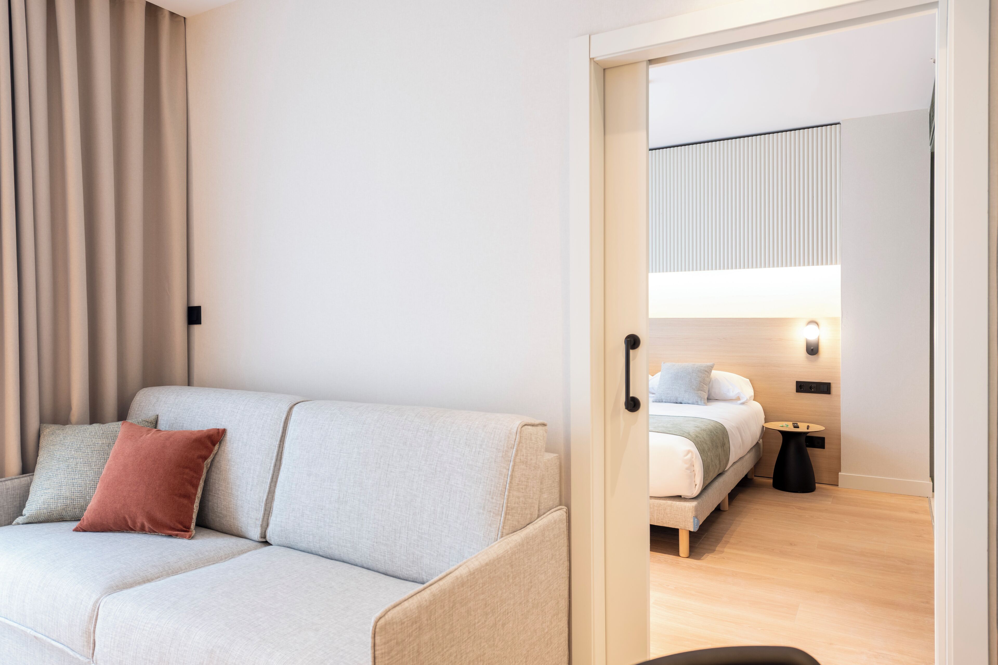 高级套房, 简易厨房 | 高档床上用品、记忆海绵床垫、客房内保险箱、办公桌