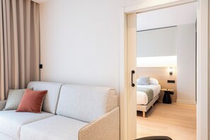 Suite Superior, dapur kecil | Seprai premium, busa memori, brankas, dan meja kerja