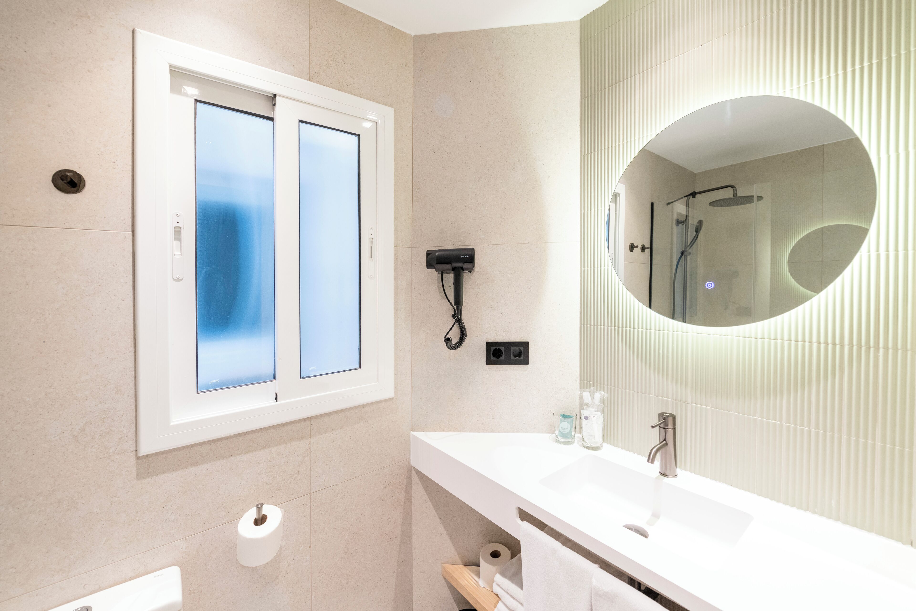 combined shower/bathtub, hair dryer, bidet, towels