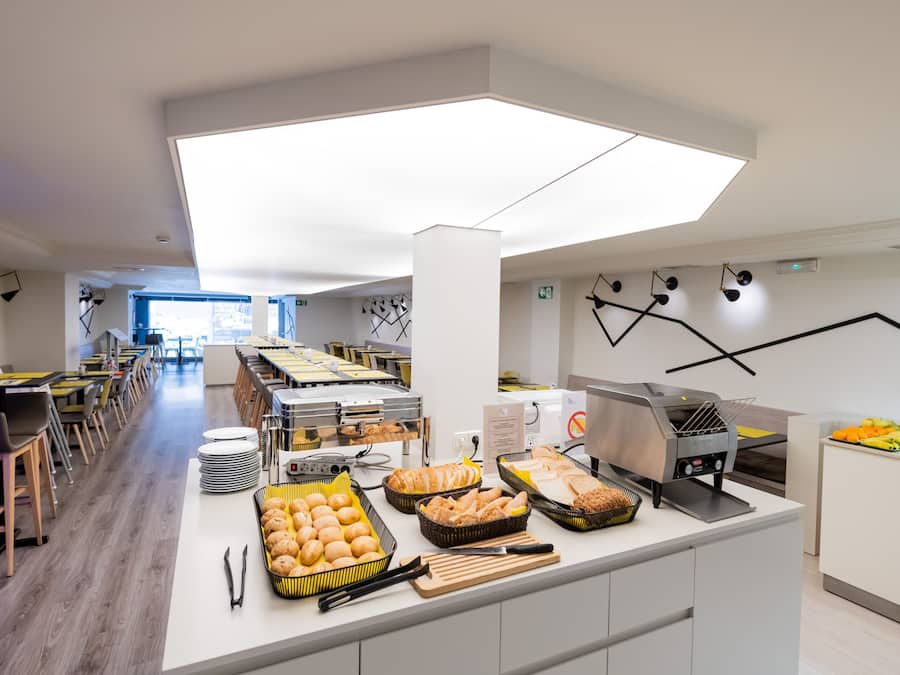 Desayuno buffet diario (EUR 10 por persona)