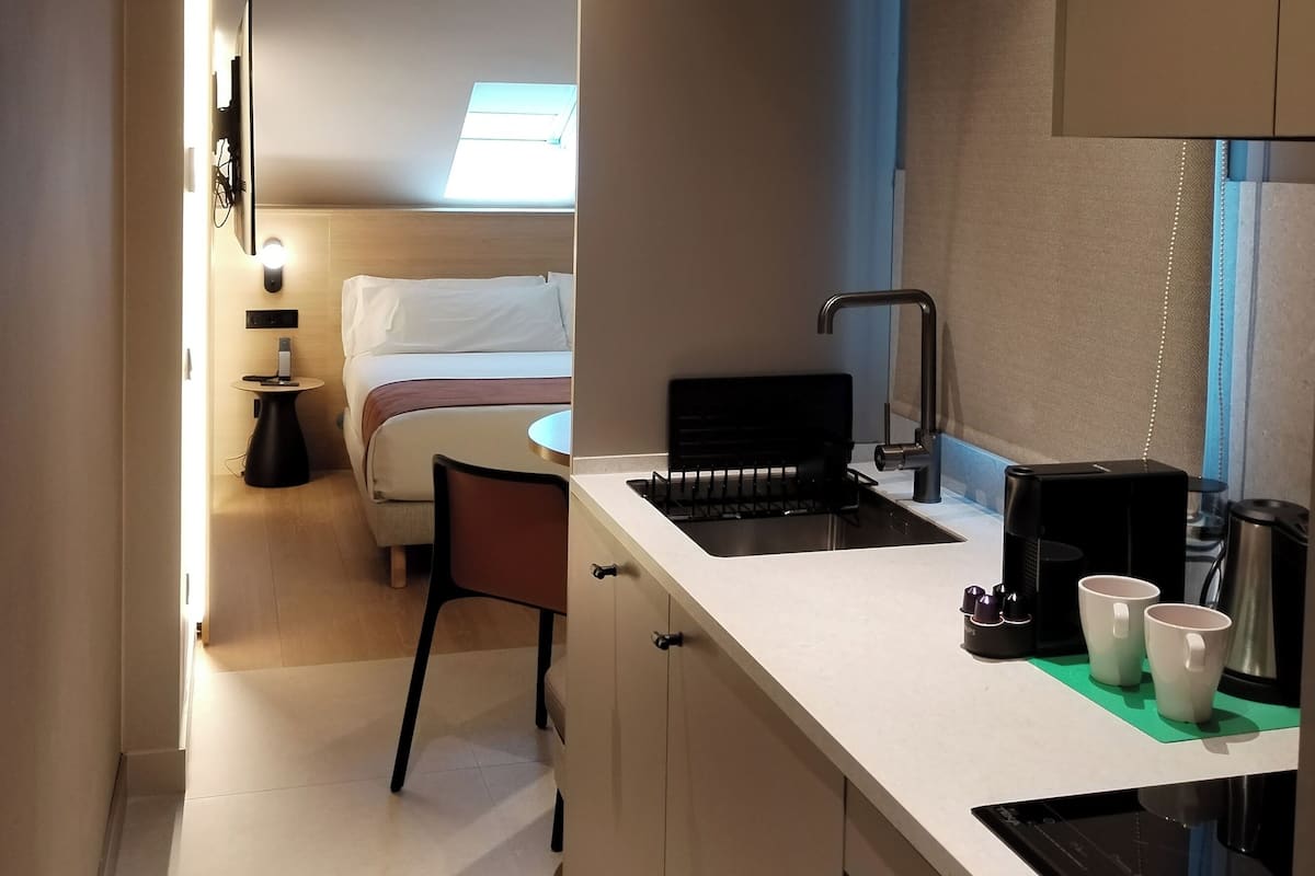 Fridge, microwave, stovetop, coffee/tea maker