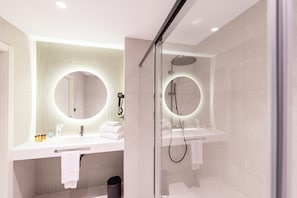 Superior Suite, Kitchenette, Terraza | Ropa de cama de alta calidad y camas con efecto memoria