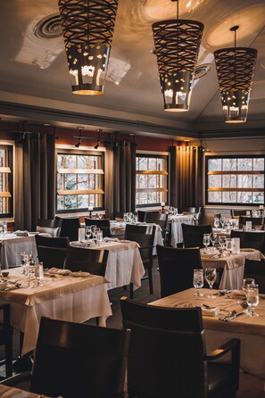 2 restaurants, breakfast served