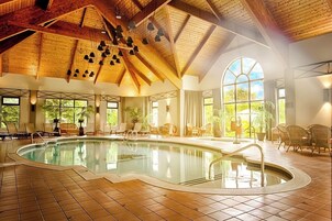 Una piscina techada, una piscina al aire libre, camas de piscina gratis
