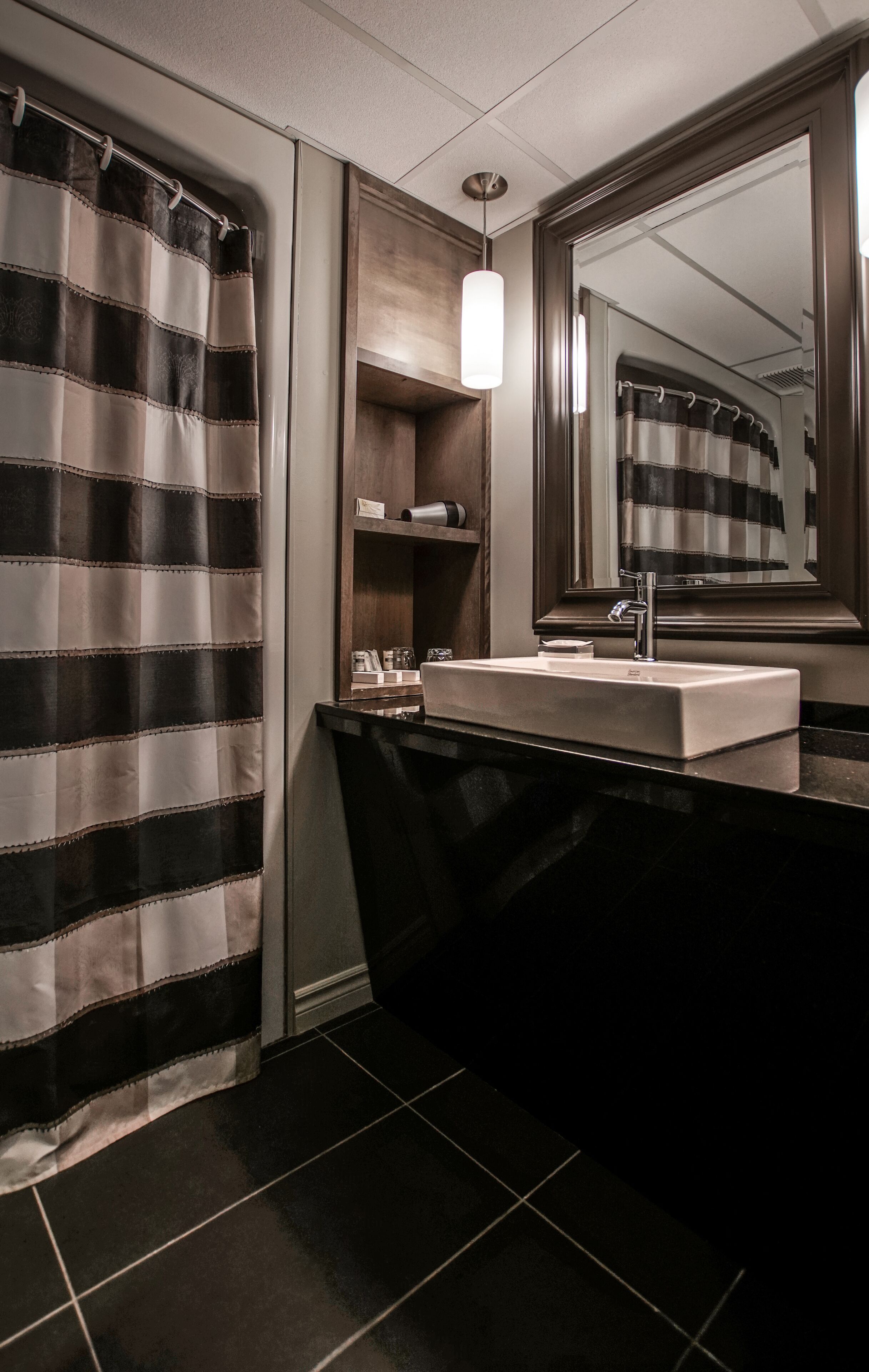 standard 2 doubles | bathroom | free toiletries, hair dryer, bathrobes, towels