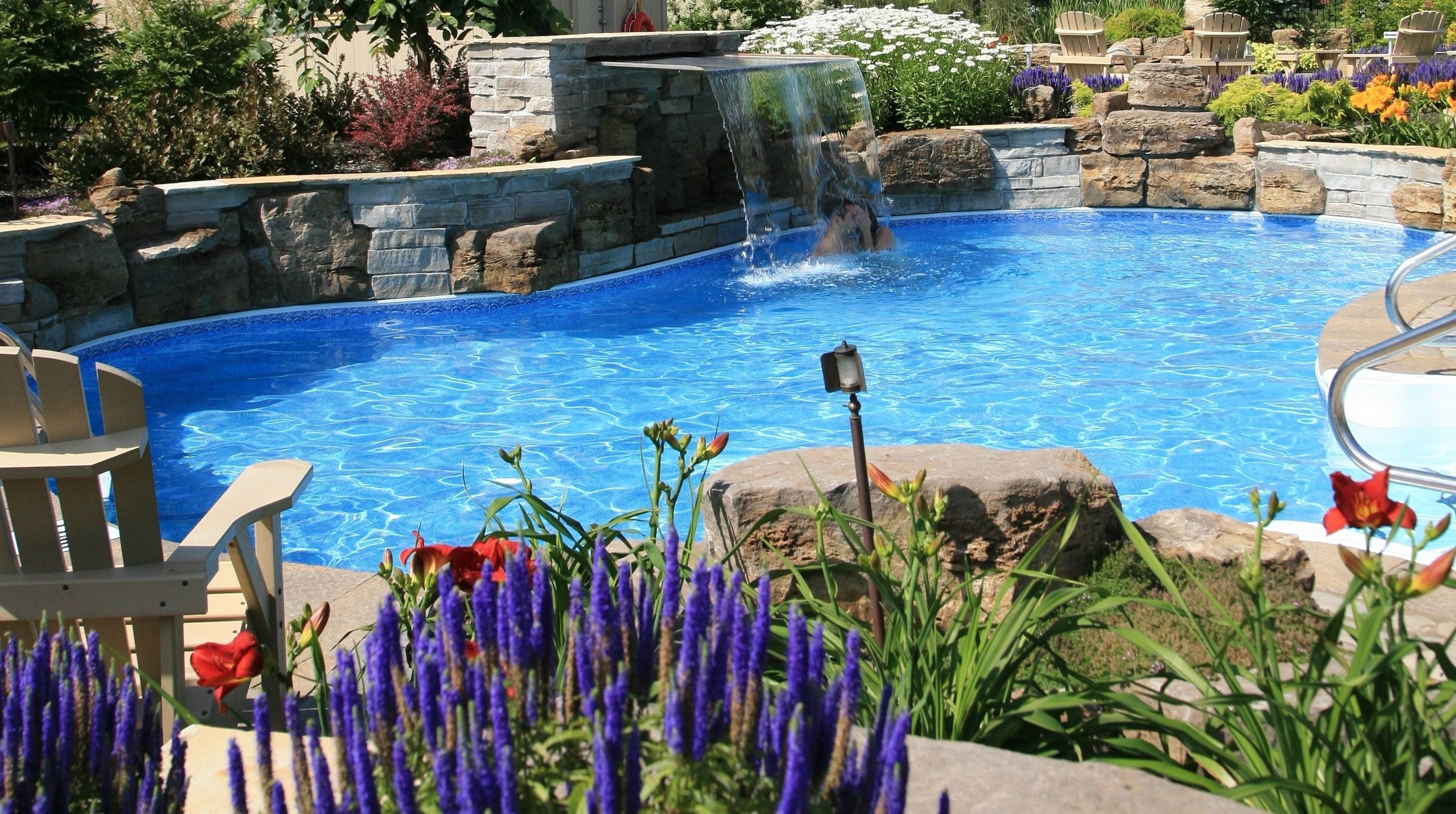 Una piscina techada, una piscina al aire libre, camas de piscina gratis