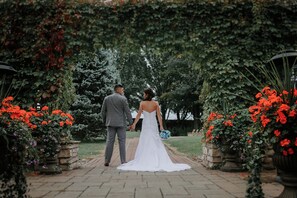 Outdoor wedding area - Auberge Godefroy (Becancour)