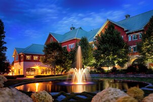 Fachada de la propiedad por la tarde o noche