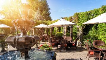 2 restaurantes, se sirve desayuno