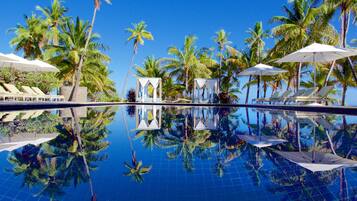 2 outdoor pools, free cabanas, pool umbrellas