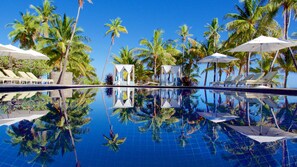 2 outdoor pools, free cabanas, pool umbrellas