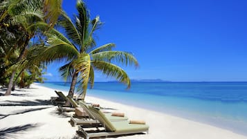 Playa privada, tumbonas, sombrillas y toallas de playa