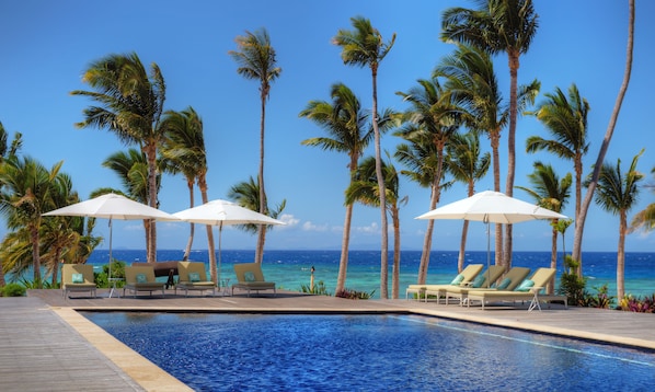 2 piscines extérieures, cabanas gratuites, parasols