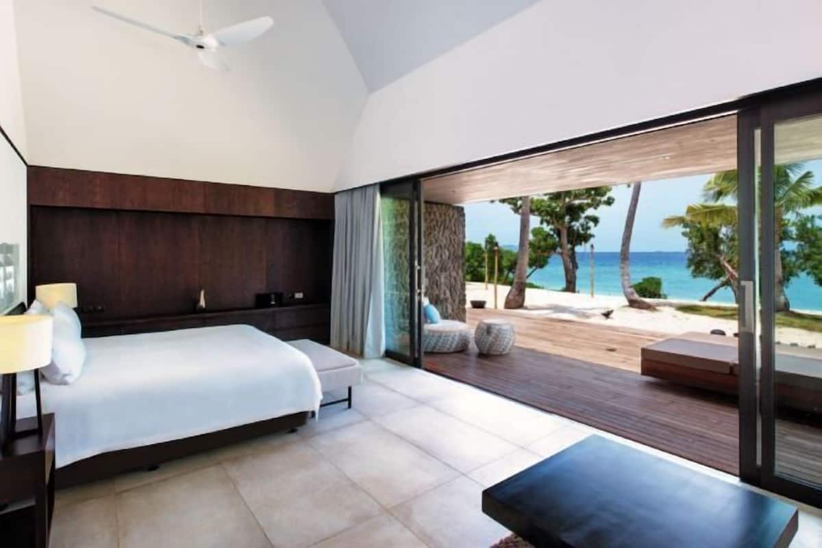 Premium bedding, free minibar items, in-room safe, desk