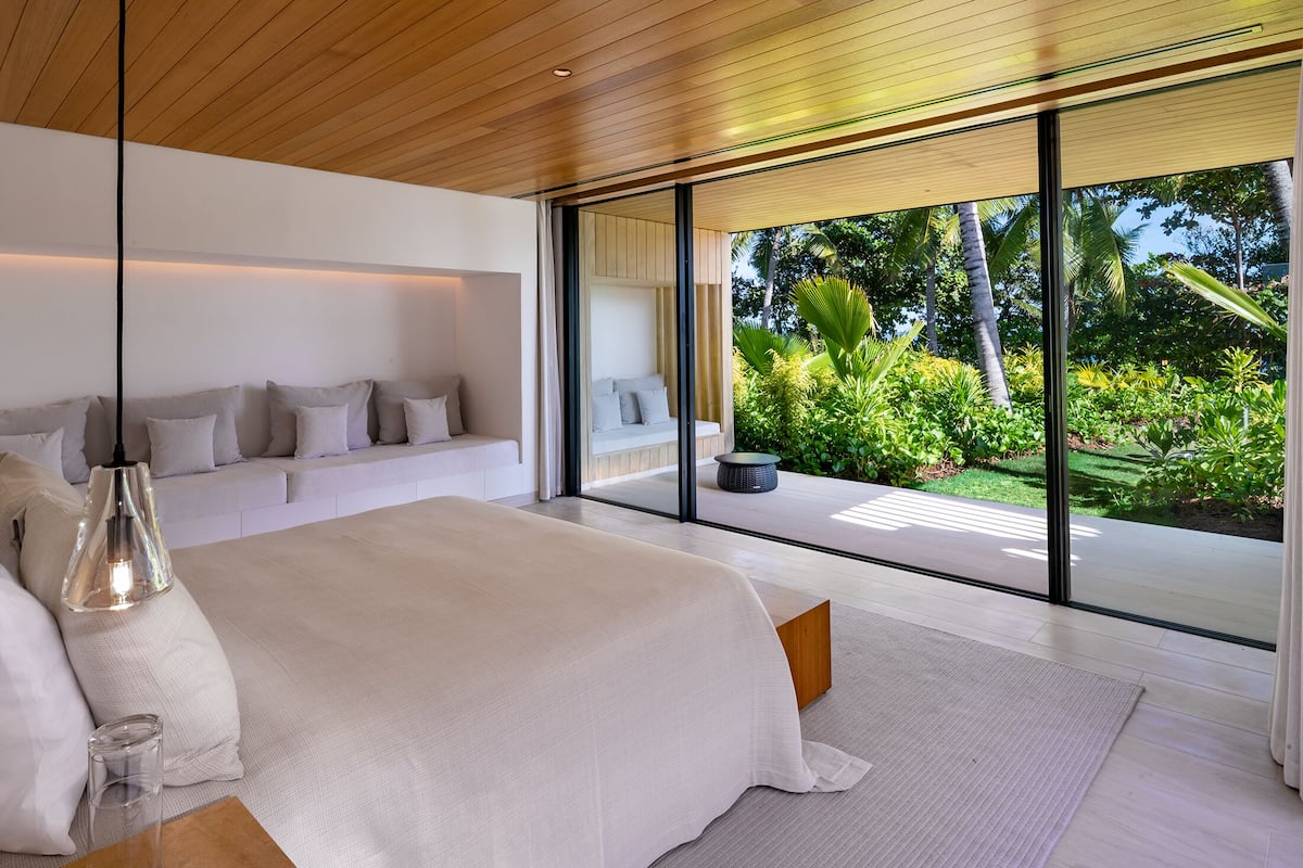 The Reef House | Premium bedding, free minibar items, in-room safe, desk