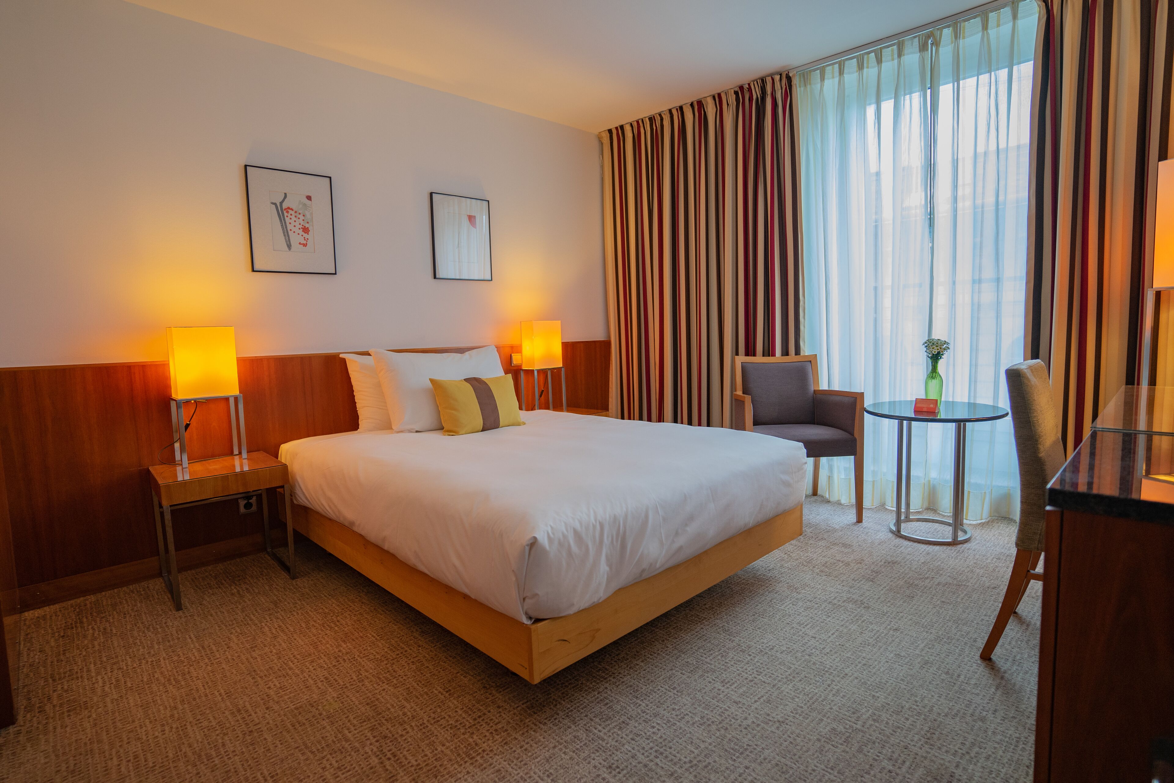 Ropa de cama hipoalergénica y caja de seguridad en la habitación 