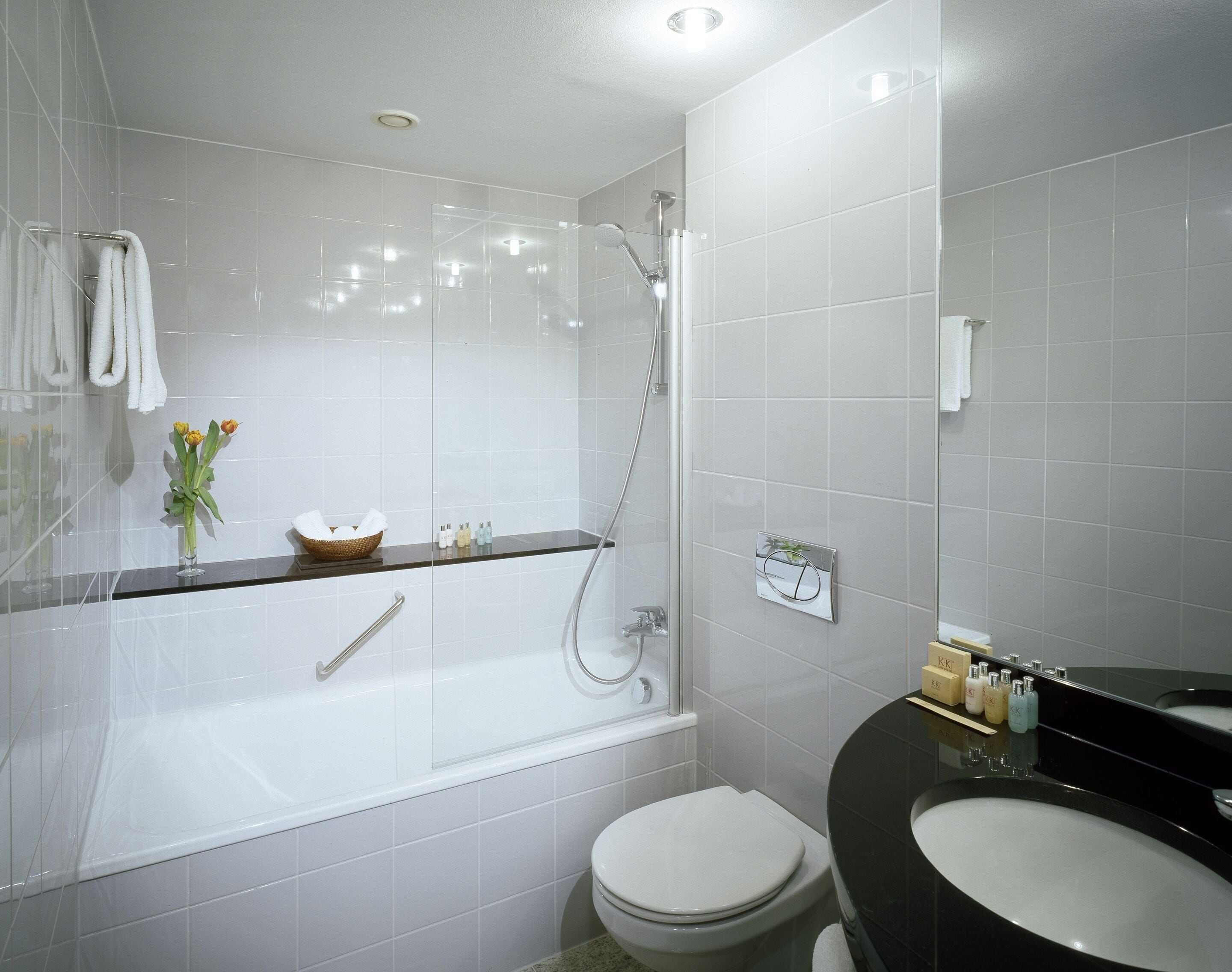 cosy urban | bathroom | shower, free toiletries, hair dryer, towels