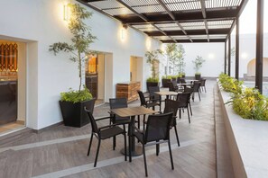 Phục vụ bữa sáng, bữa trưa, món địa phương và quốc tế, nhìn ra hồ bơi 