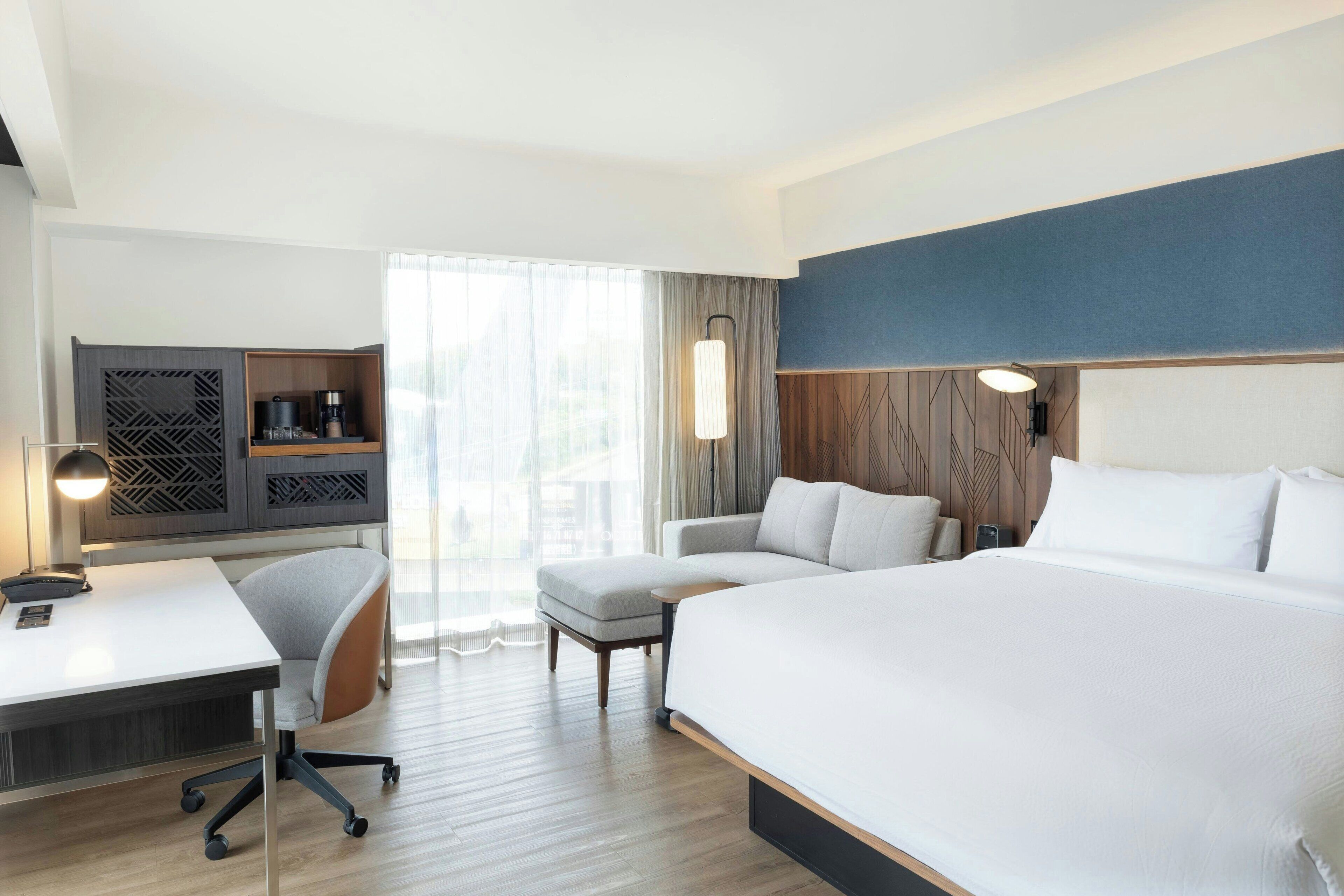 豪華客房, 1 張特大雙人床, 城市景觀 | 迷你吧、客房內保險箱、書桌、筆電工作空間