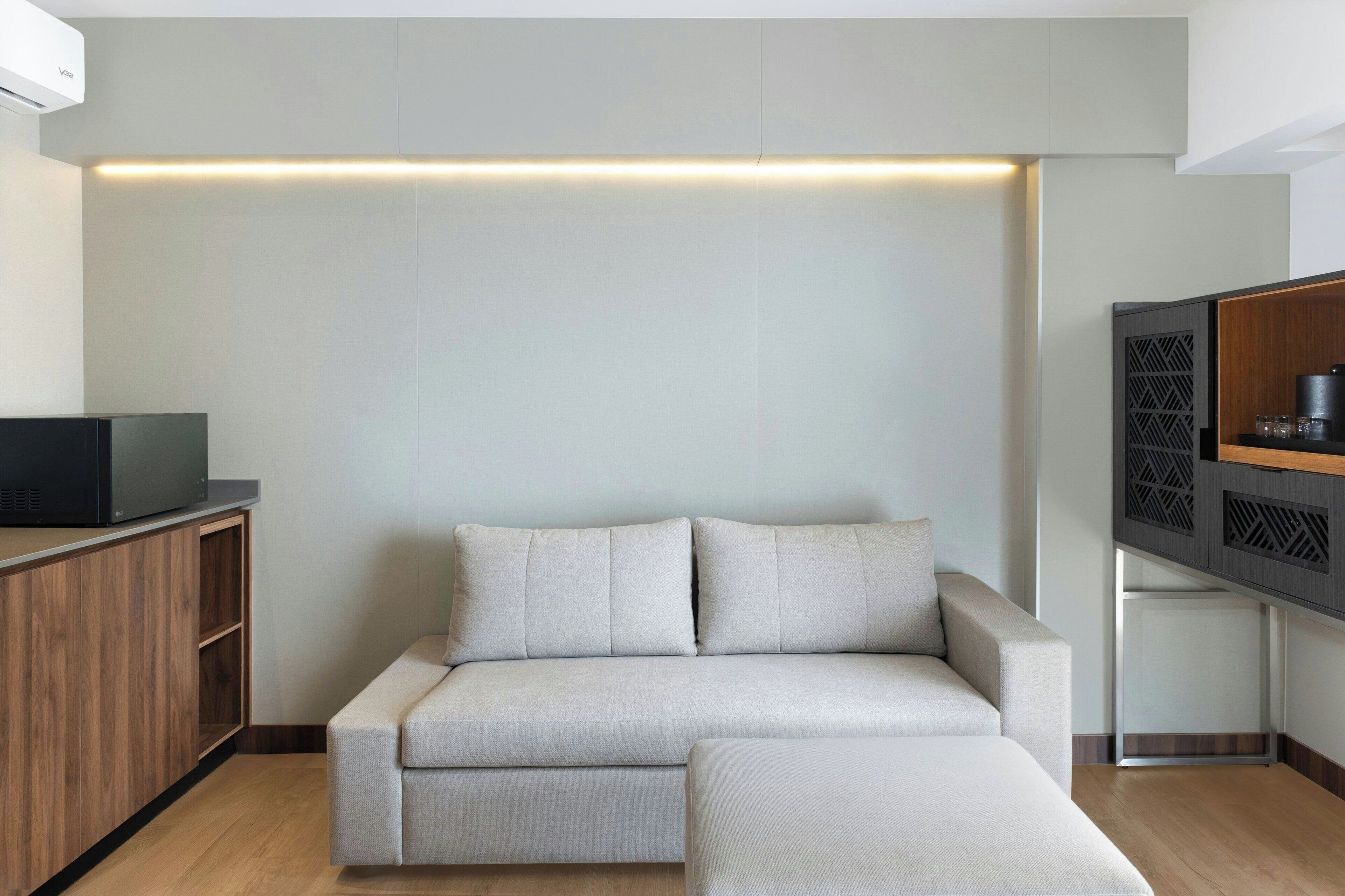 Suite junior, 1 cama de matrimonio grande con sofá cama, vistas a la ciudad | Zona de estar | Televisión de pantalla plana de 43 pulgadas con canales por satélite