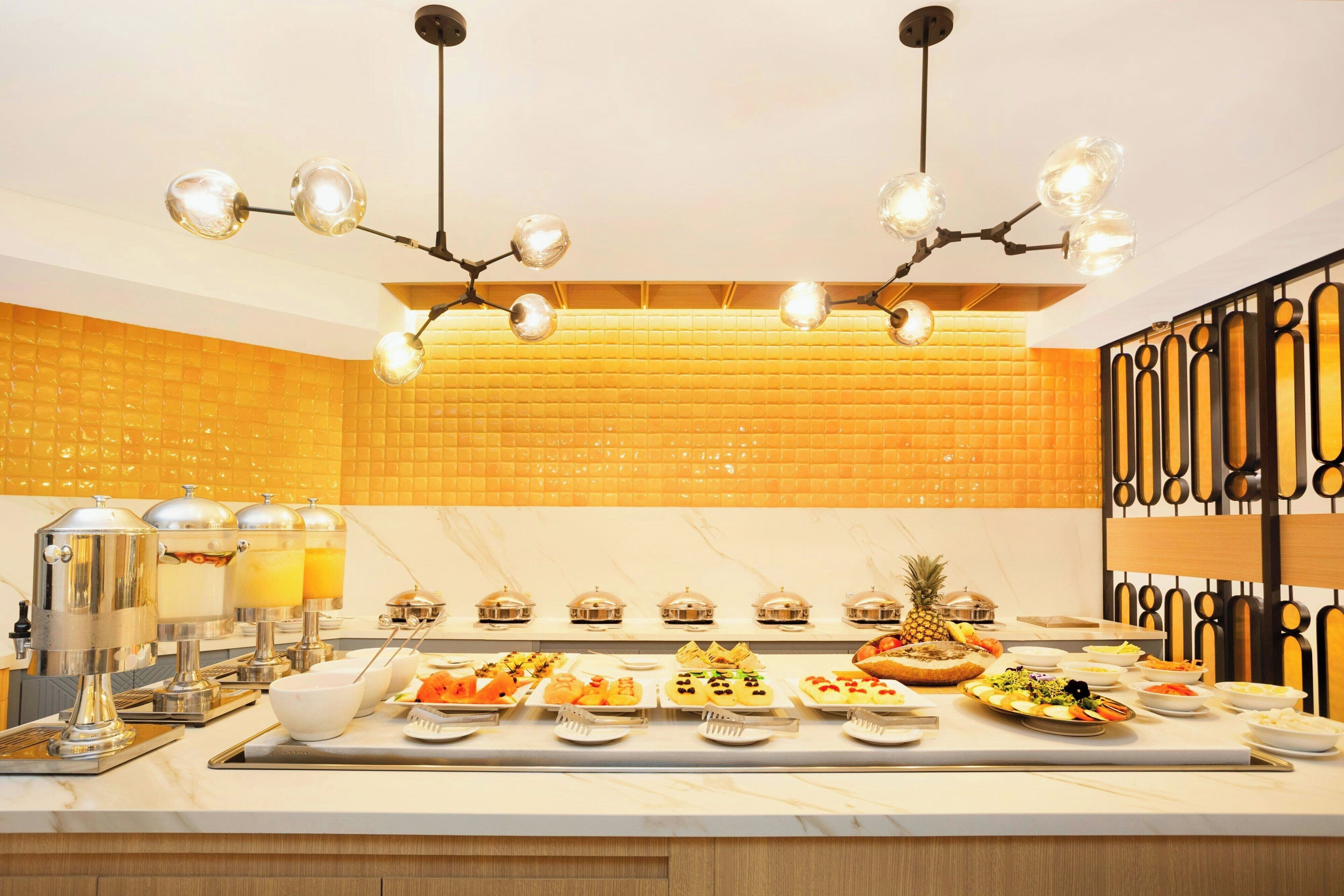 每日供應吃到飽早餐 (每人 USD20)