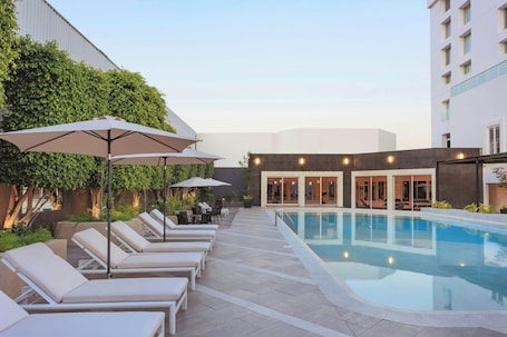 Outdoor pool. Courtyard by Marriott Puebla Las Animas