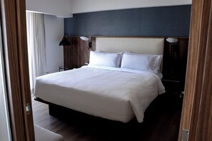 Suite Junior, 1 très grand lit et 1 canapé-lit, vue ville | 1 chambre, minibar, coffres-forts dans les chambres, bureau