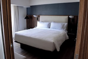 Suite Junior, 1 très grand lit et 1 canapé-lit, vue ville | 1 chambre, minibar, coffres-forts dans les chambres, bureau