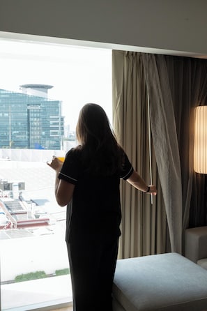 Suite Junior, 1 très grand lit et 1 canapé-lit, vue ville | 1 chambre, minibar, coffres-forts dans les chambres, bureau