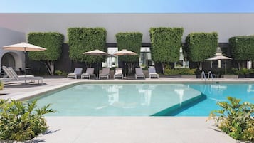 Una piscina al aire libre