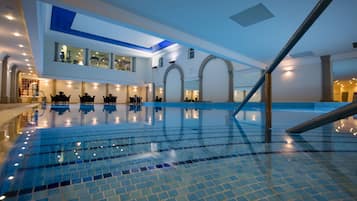 Indoor pool, sun loungers