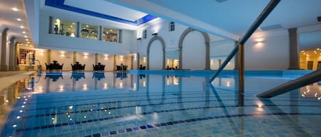 Indoor pool, sun loungers