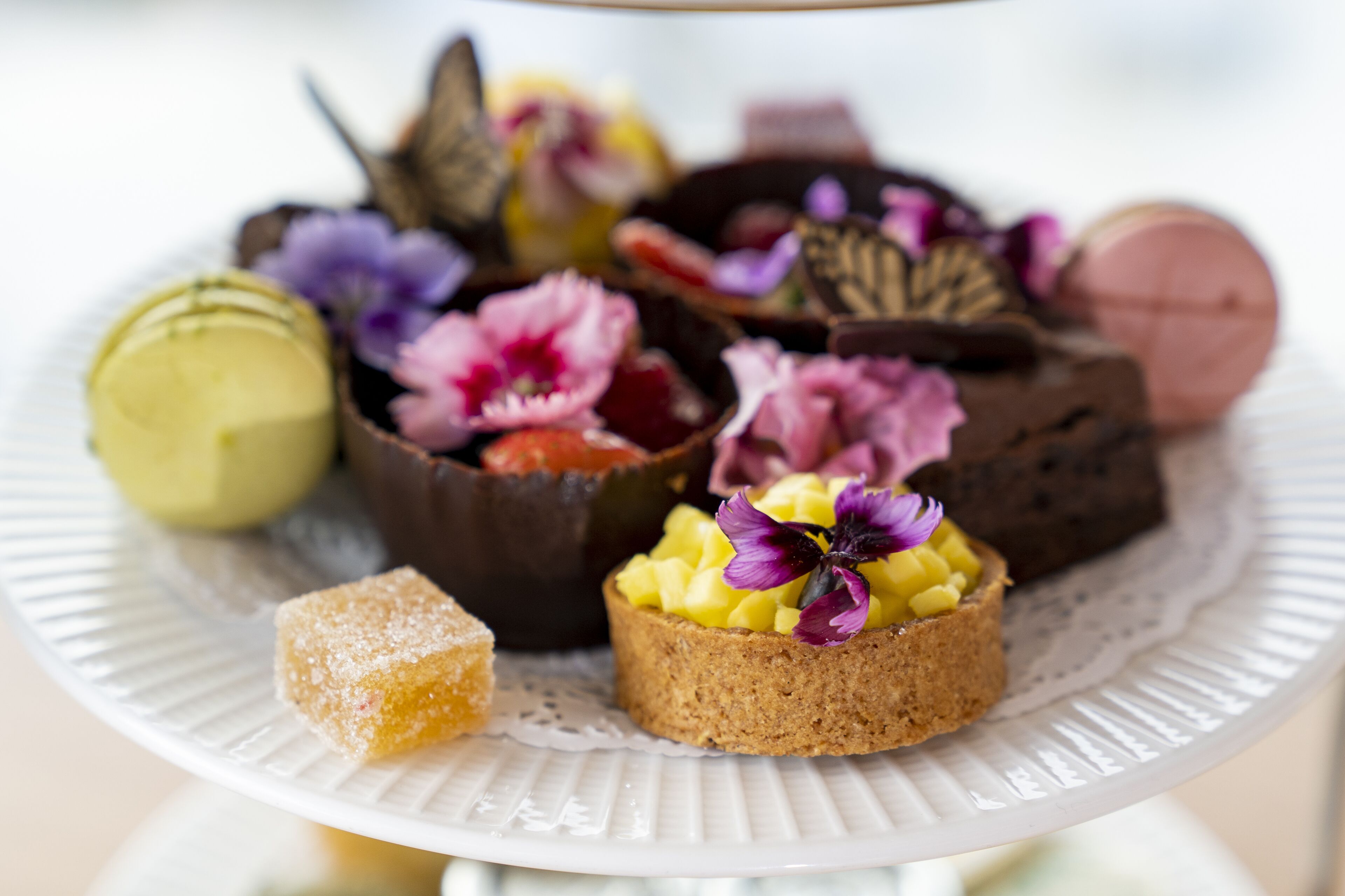 2 restaurants, breakfast, lunch, dinner served; international cuisine 