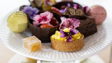 2 restaurantes; se sirve desayuno, almuerzo y cena; cocina internacional