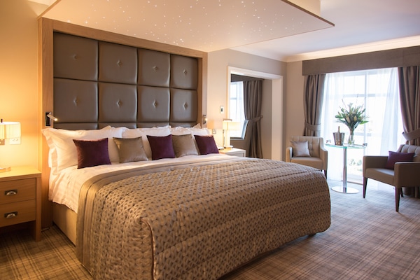 Premium bedding, in-room safe, desk, blackout drapes