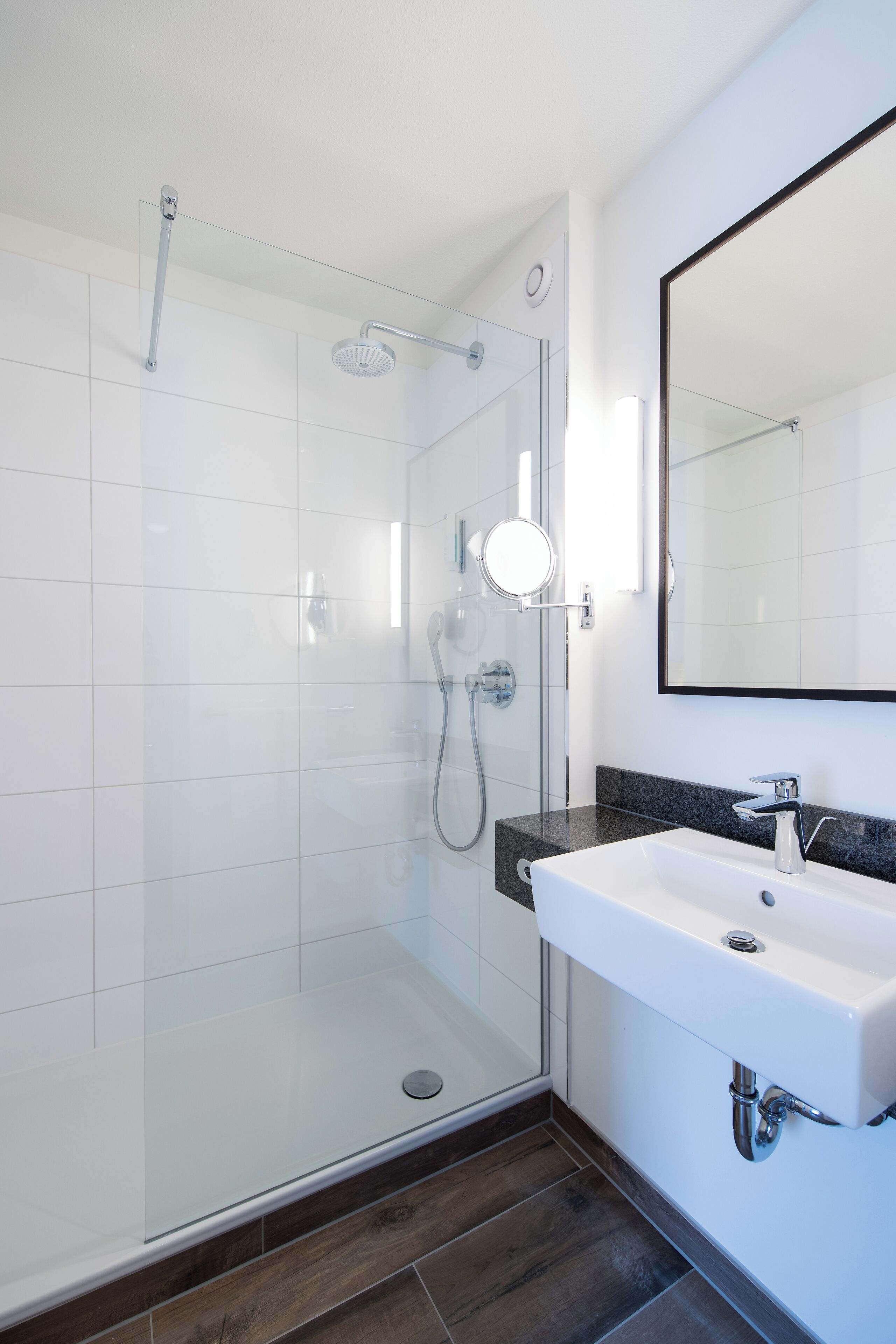 combined shower/bathtub, free toiletries, hair dryer, towels