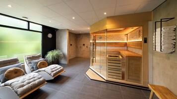 Sauna, perawatan tubuh, pijat dengan batu panas, dan body wrap