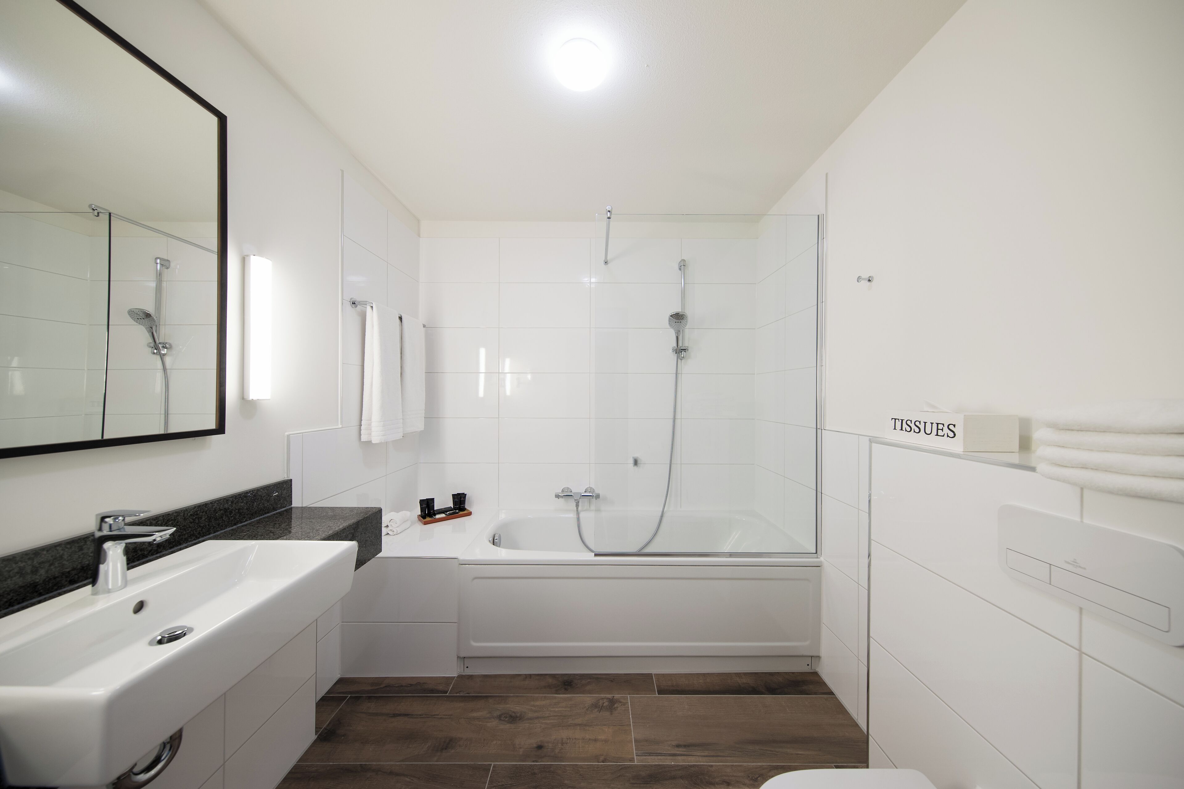 family suite | bathroom | combined shower/bathtub, free toiletries, hair dryer, towels