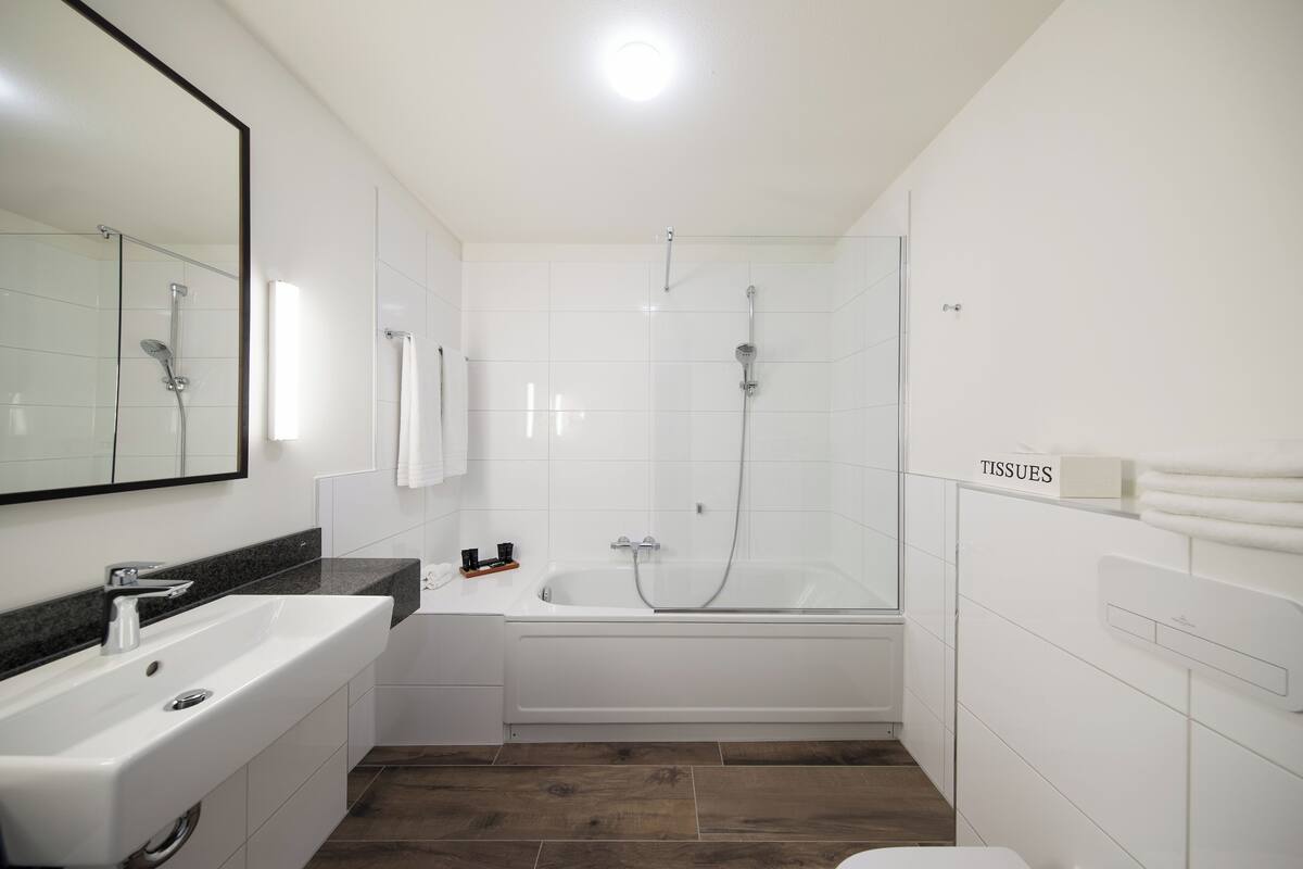 family suite | bathroom | combined shower/bathtub, free toiletries, hair dryer, towels