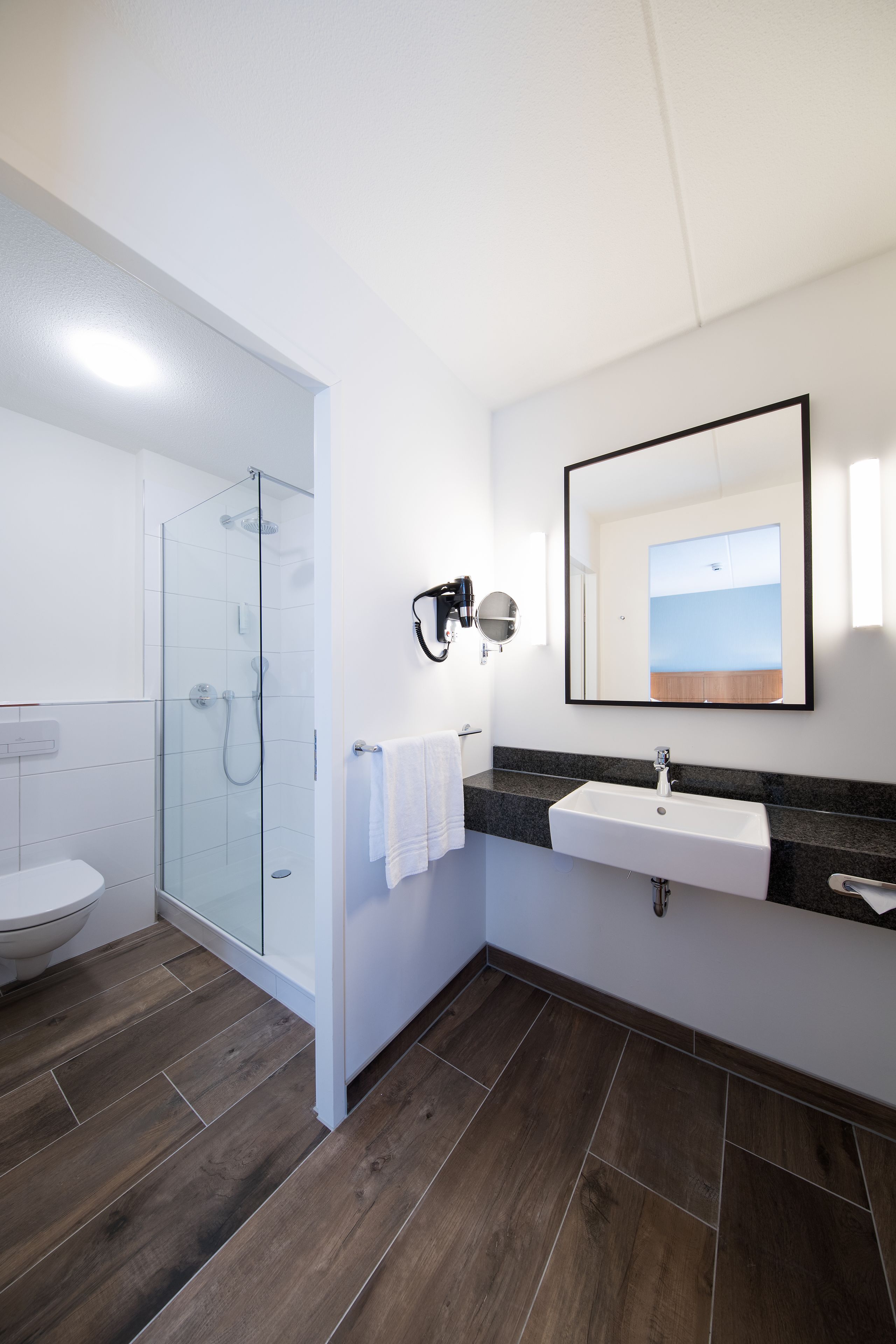 executive suite | bathroom | combined shower/bathtub, free toiletries, hair dryer, towels