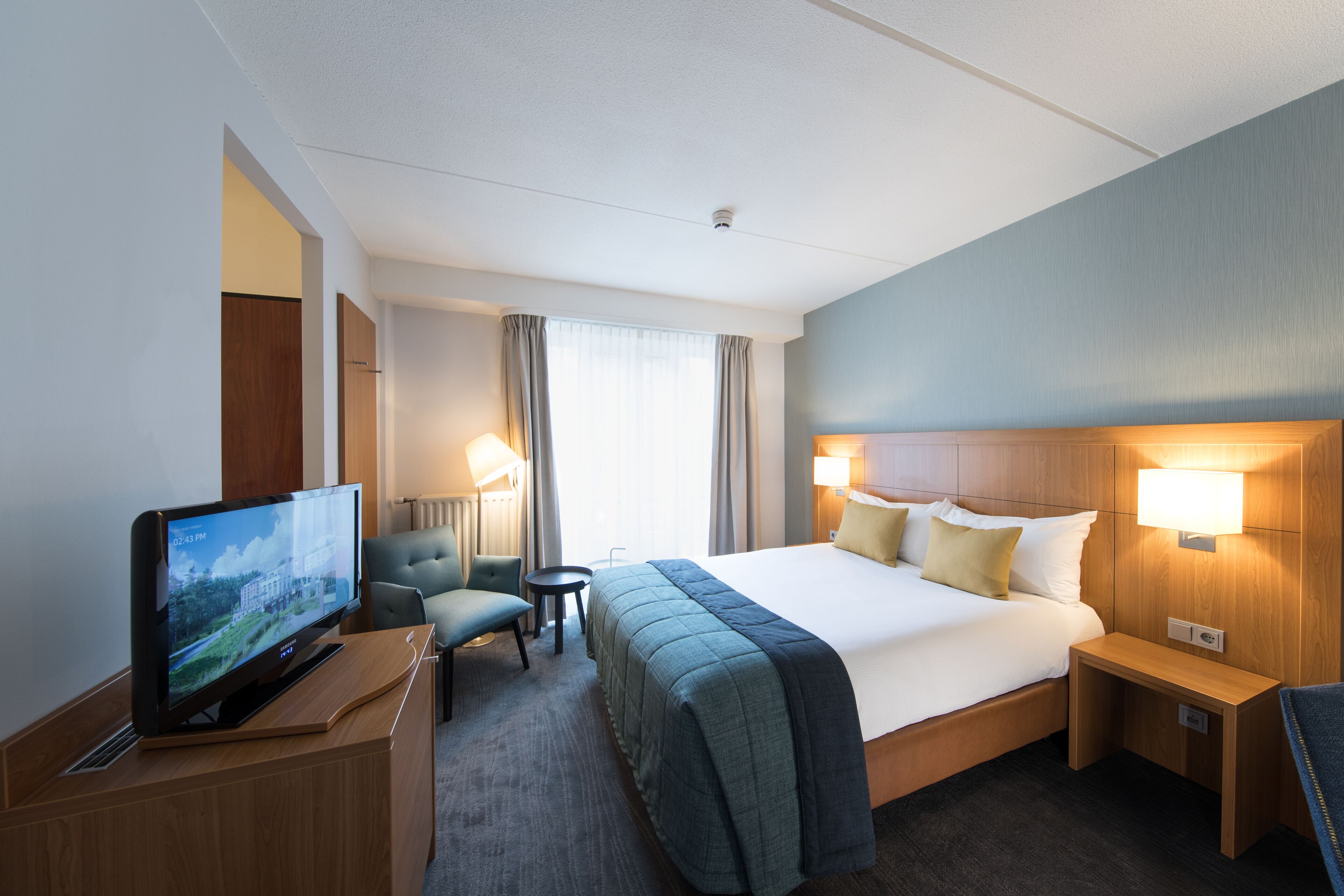 hypo-allergenic bedding, in-room safe, desk, blackout curtains