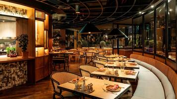 7 restaurants servant le petit déjeuner, le déjeuner et le dîner