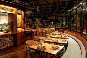 7 restaurants; breakfast, lunch, dinner, and brunch served - Le Royal Meridien Beach Resort And Spa (Dubai)